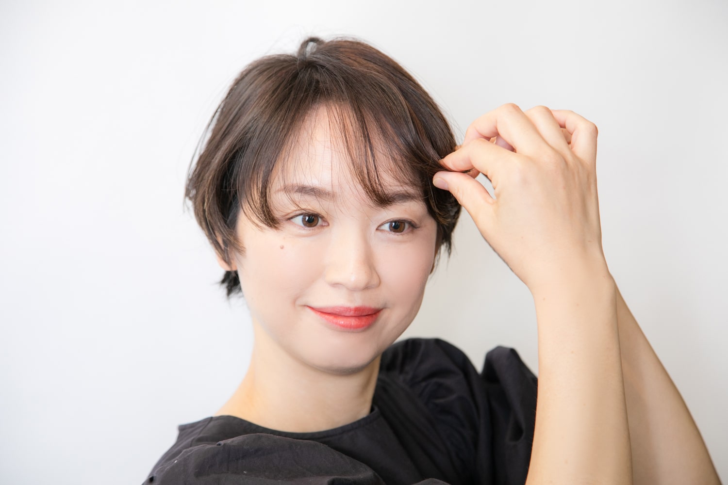 前髪は指でつまみながら束感を作って整える。