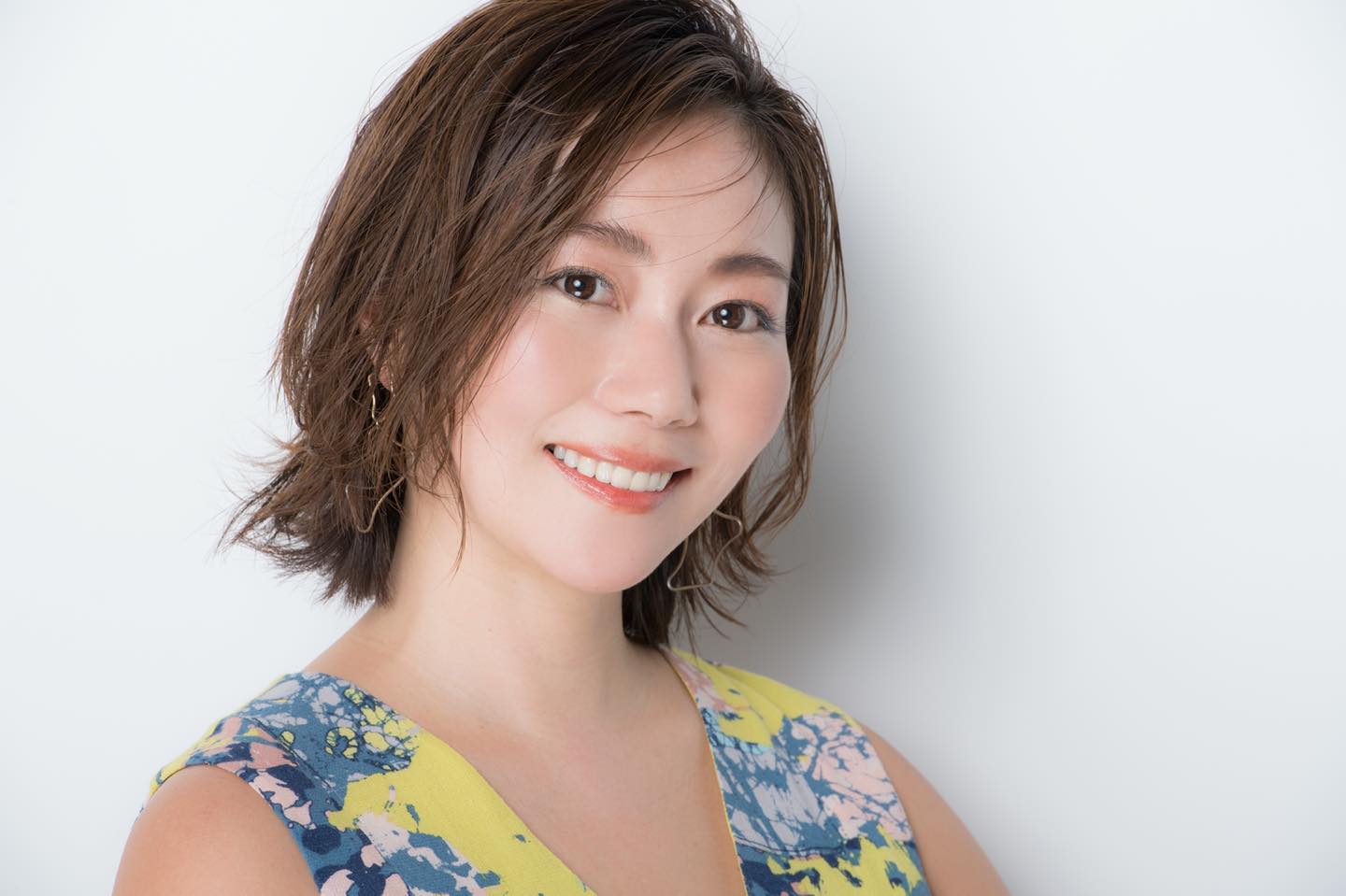 オレンジとイエローのビタミンカラーに置き換えるだけで、パッと華やぐトレンド顔に