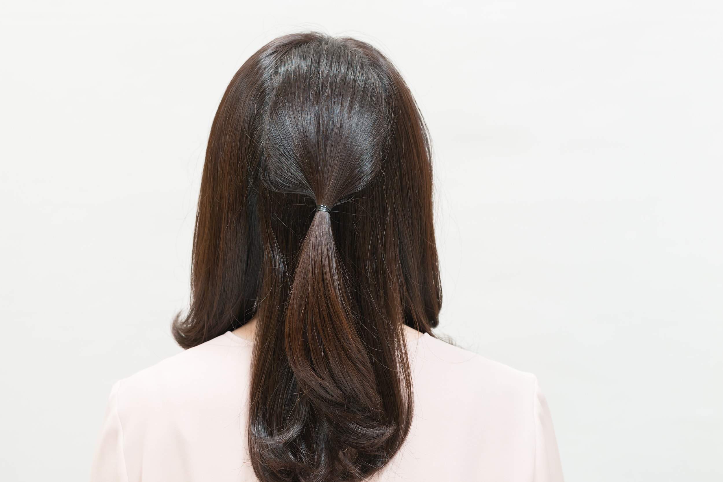 毛量によって個人差がありますが、束ねる髪は直径1㎝を目安に。