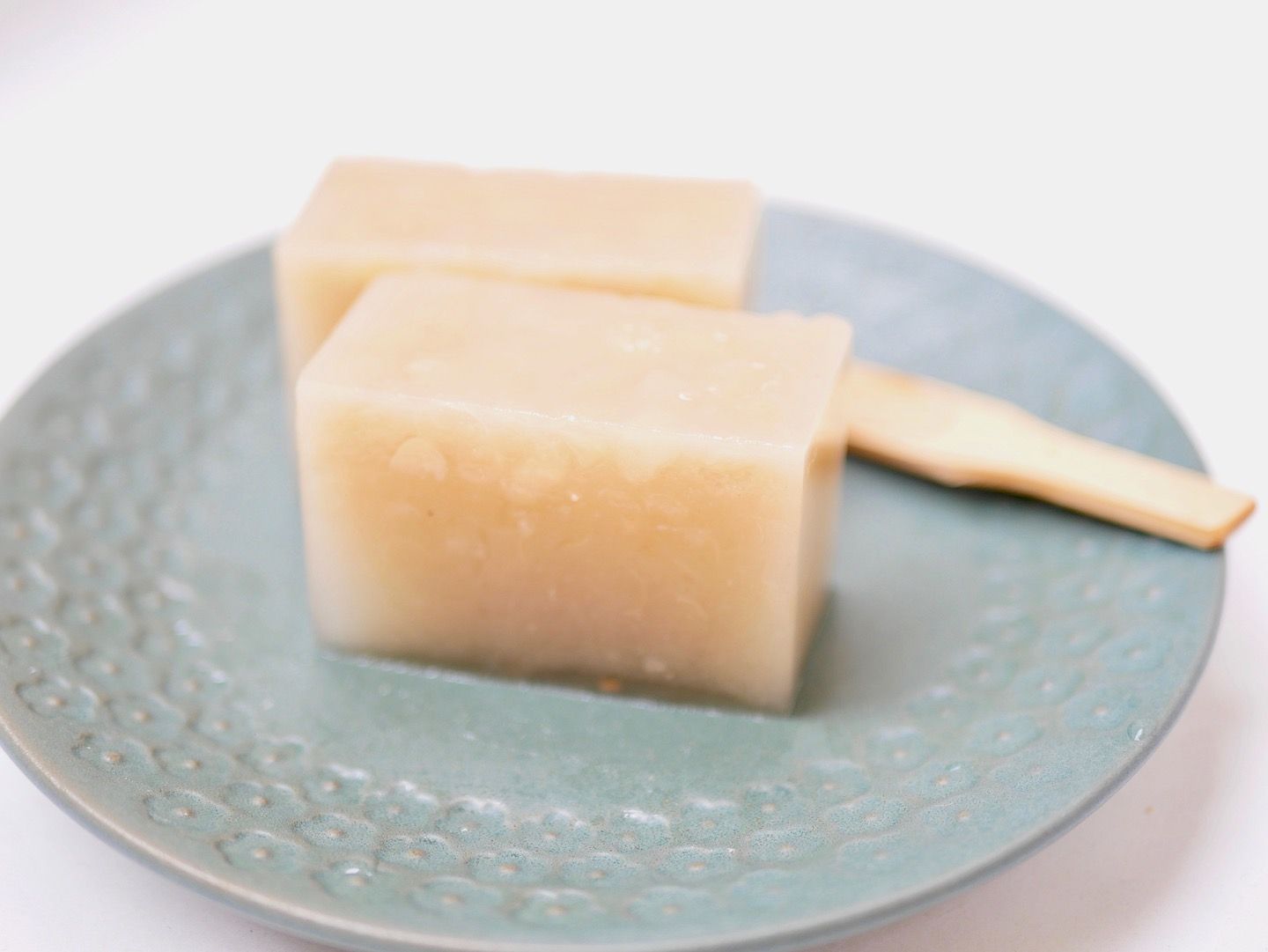 包丁を入れると白小豆の粒が顔を出す。「白小豆水ようかん」/岬屋
