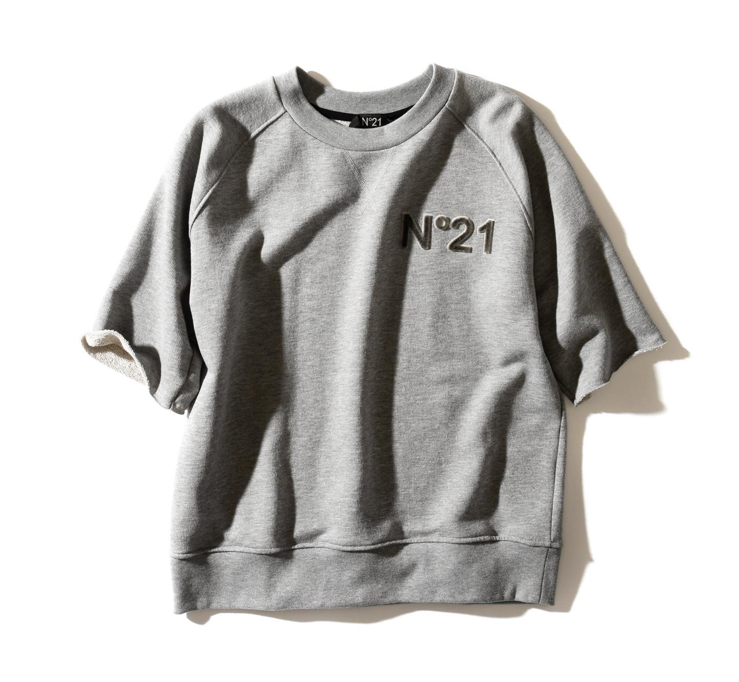 Tシャツ¥42,900(ヌメロ ヴェントゥーノ 表参道)