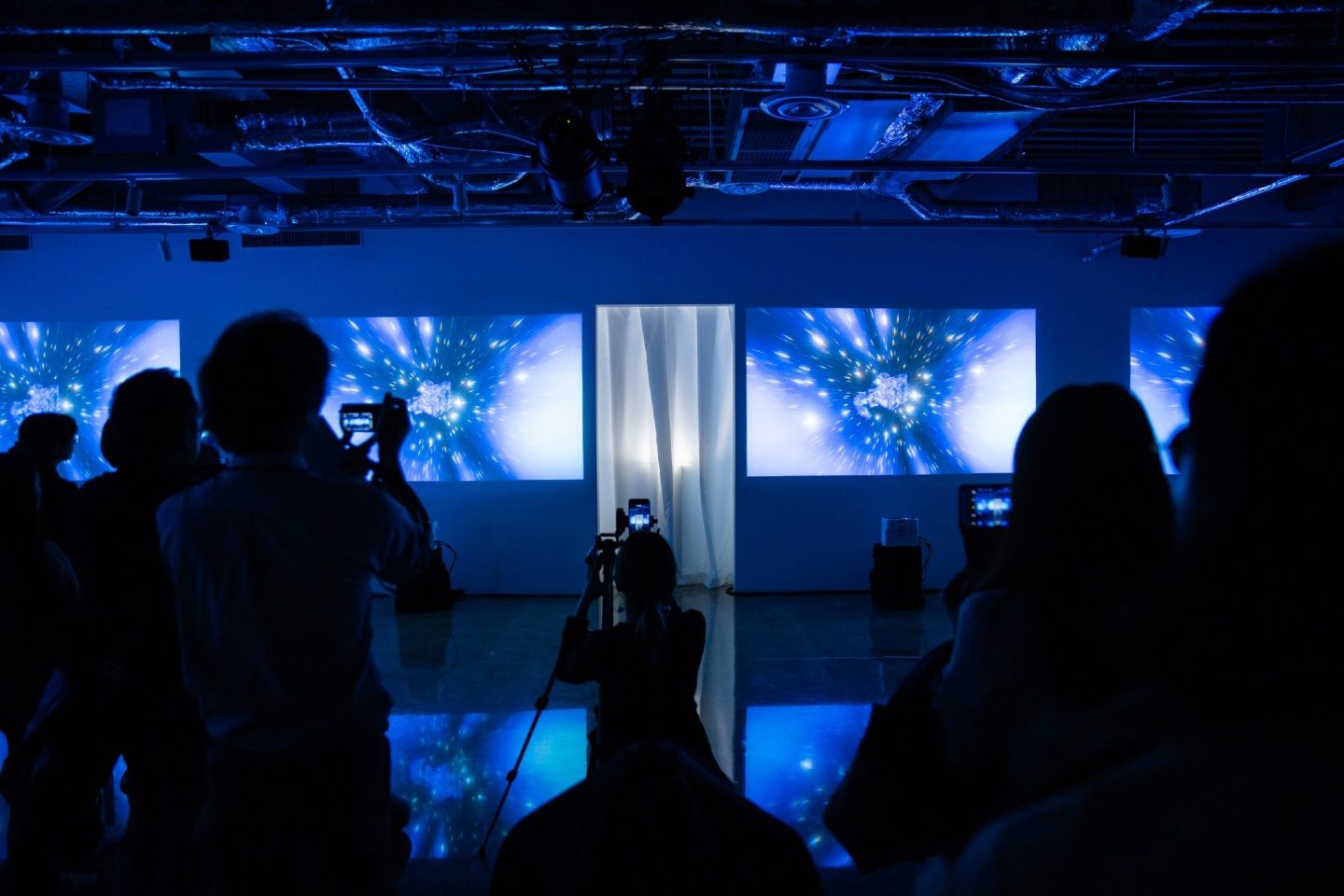 本格的なアンプ機材と全く遜色のない、サラウンドな音と光の演出は圧巻!