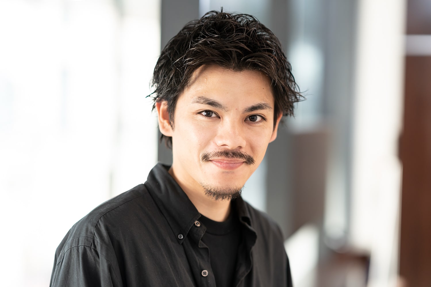 apish omotesando店長・黒山慶司さん。この夏からサーフィンを始めたとか。「実はずっと海が苦手だったんです。でも始めたら面白くて。休日は波に乗ってます」