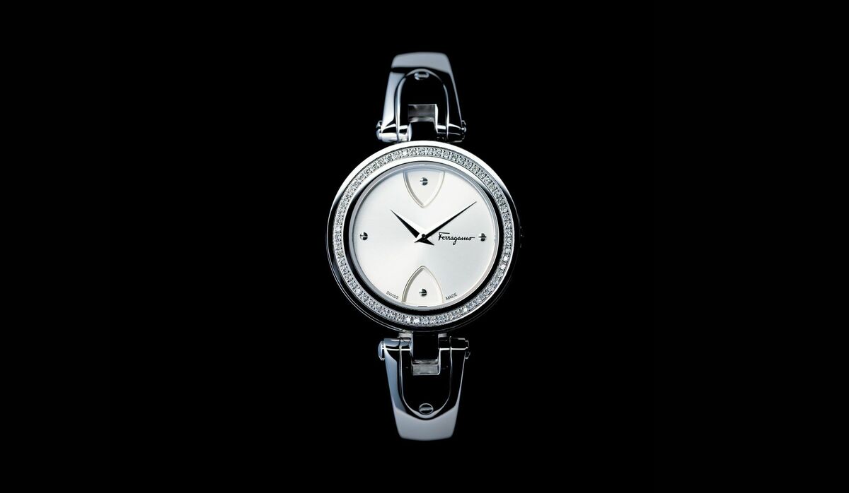 ヨーロッパのファッション時計現代クリエイティブ大花瓶石英リビングルームミュート壁ブルー/ホワイトガラスダイヤモ Pattern B 時計は人生を引っぱってくれる存在。大草直子さんが語る「これまでに