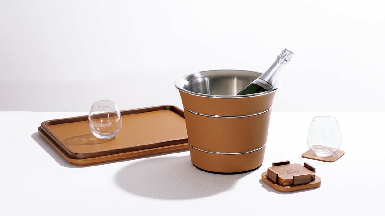 イタリア発「ポルトローナ・フラウ」のレザーを贅沢に用いたテーブル