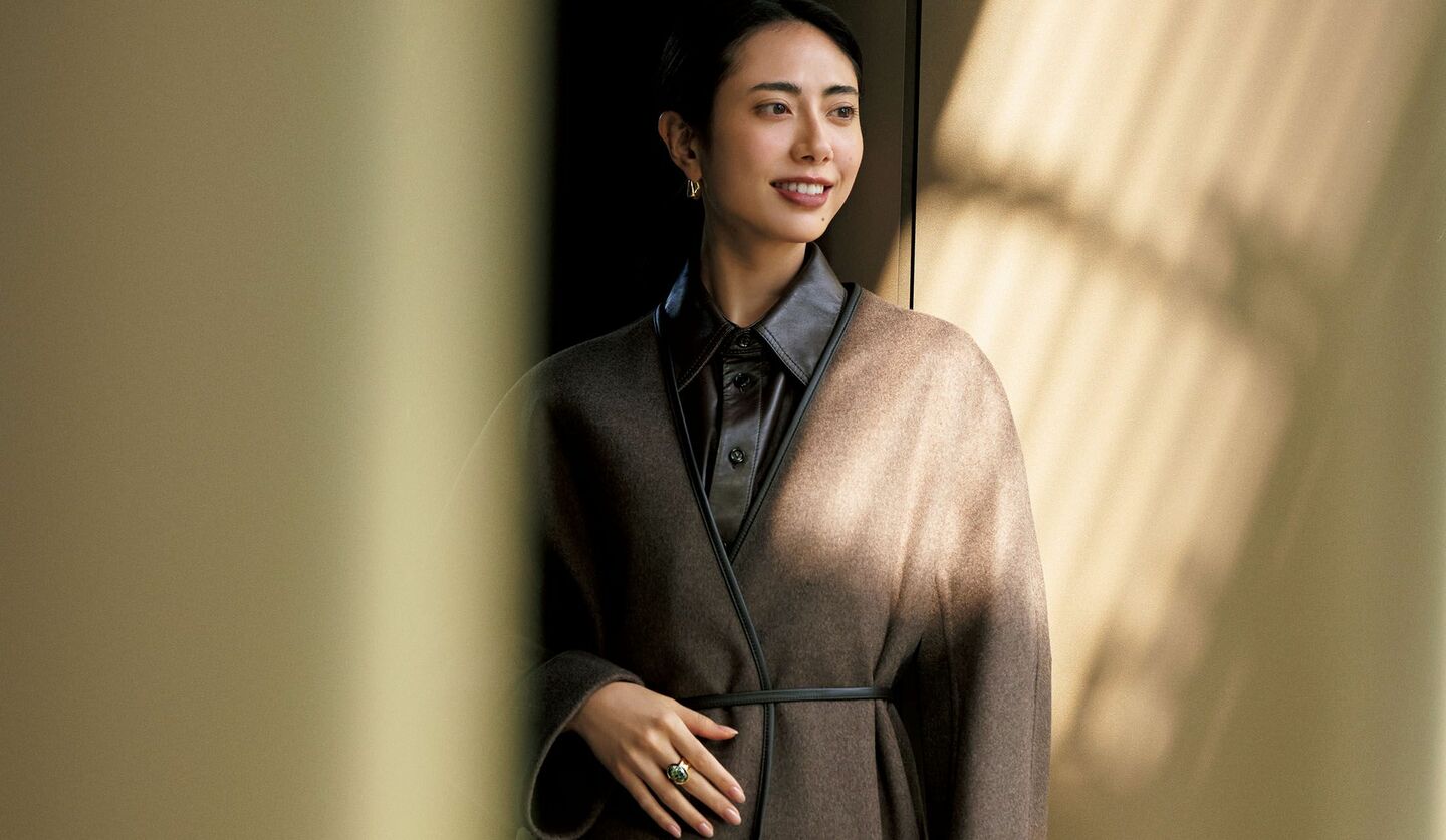 「ボッテガ・ヴェネタ」のラップコートを着用したモデルの土屋巴瑞季さん