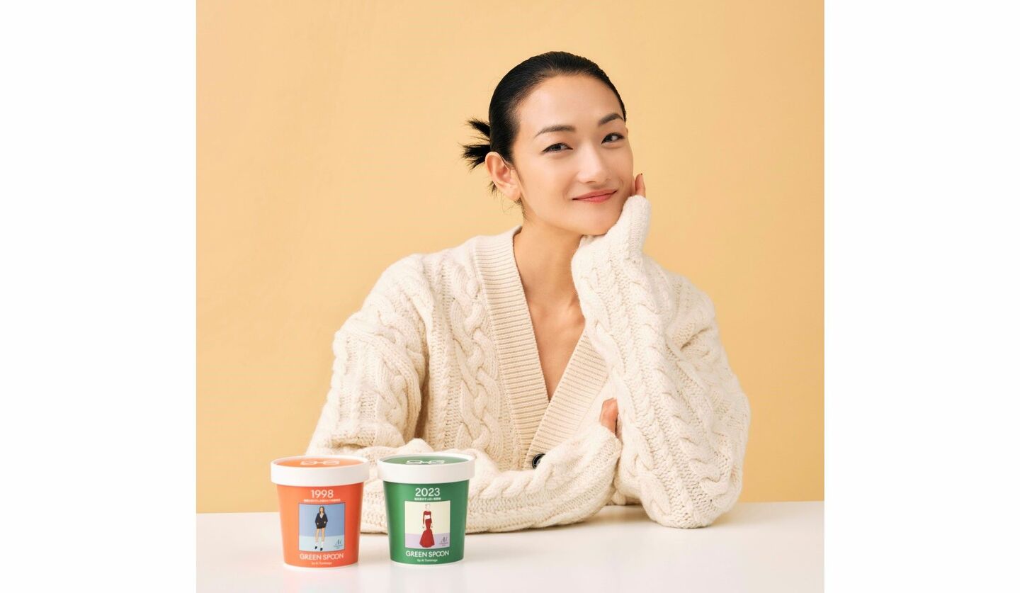 「GREEN SPOON」とのコラボスープを飲むモデル・冨永愛さん