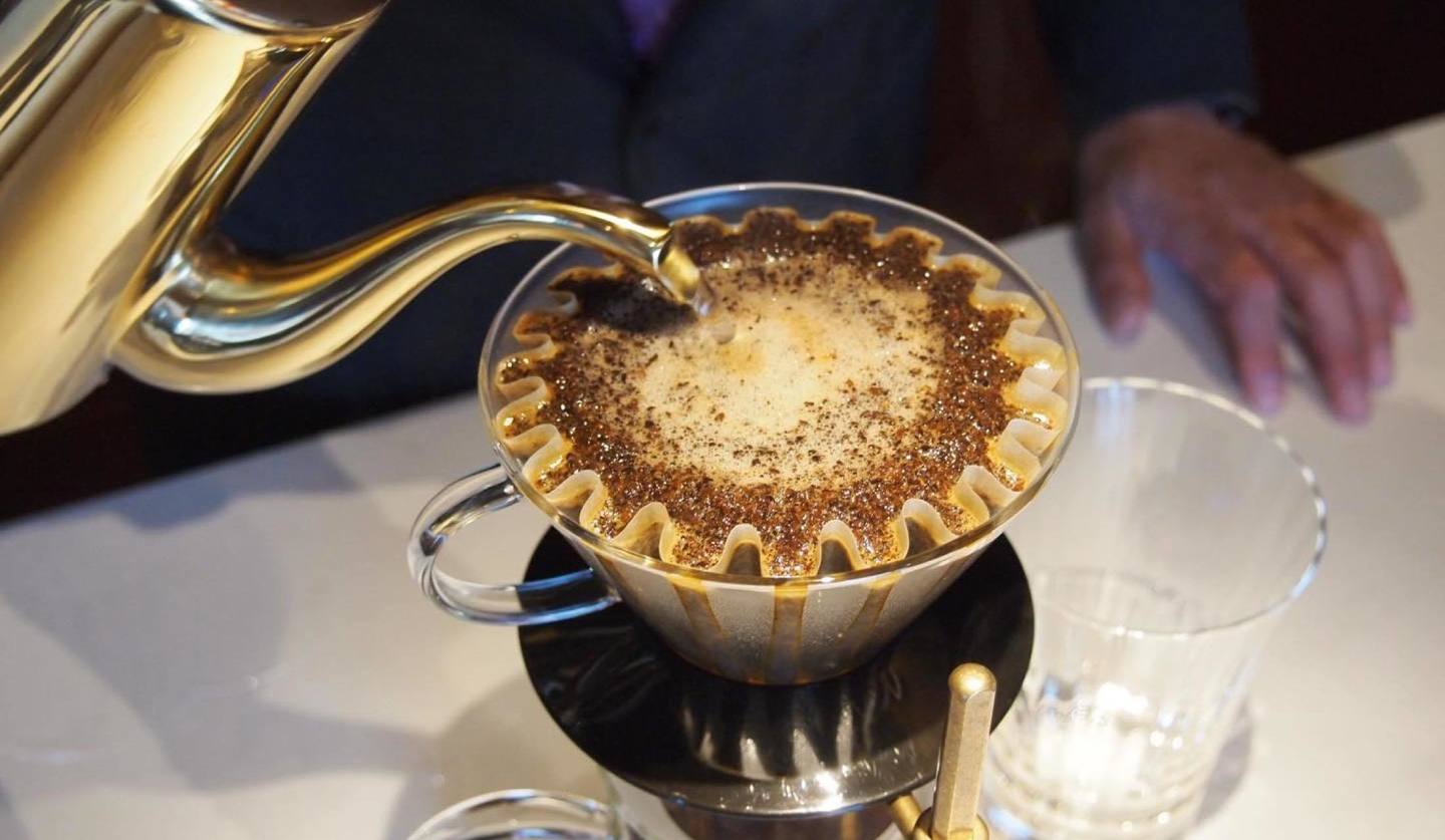 コーヒーを淹れているグランクリュカフェのコーヒーマイスター