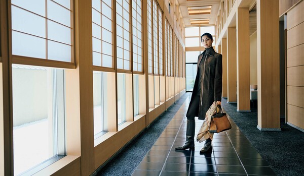 中条あやみさん主演・高橋リタさんスタイリング【「エルメス」のレザーと刻む、旅の記憶】「ヌバック・カーフスキン」のコートをまとって