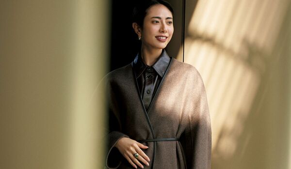 1/2 Fri｜「ボッテガ・ヴェネタ」のラムスキンのシャツ＆スカートにウールコートを羽織って、シックなワントーンスタイルに【365日コーディネート】