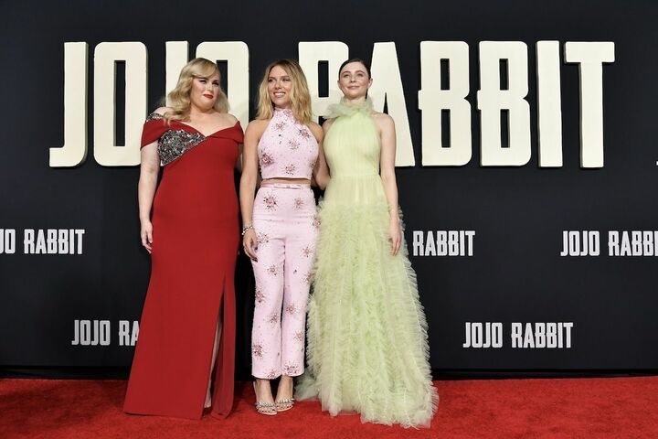 左から共演のレベル・ウィルソン、トーマシン・マッケンジーと。