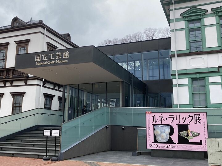 建物は、明治後期に建てられ、1997年に国の登録有形文化財に登録された木造の旧陸軍施設「旧陸軍第九師団司令部庁舎」と「旧陸軍金沢偕行社」を移築・活用している