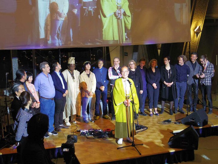 参加したアーティストが壇上に勢揃い。国際色豊かな顔ぶれだ。中央は門川大作京都市長。今回の京都国際写真祭は、京都市との共催。 