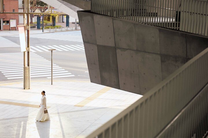 銀座の街でひとときを過ごすモデルの大塚まゆかさん
