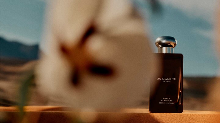 「ジョー マローン ロンドン」の新フレグランス「アンバー ラブダナム コロン インテンス」