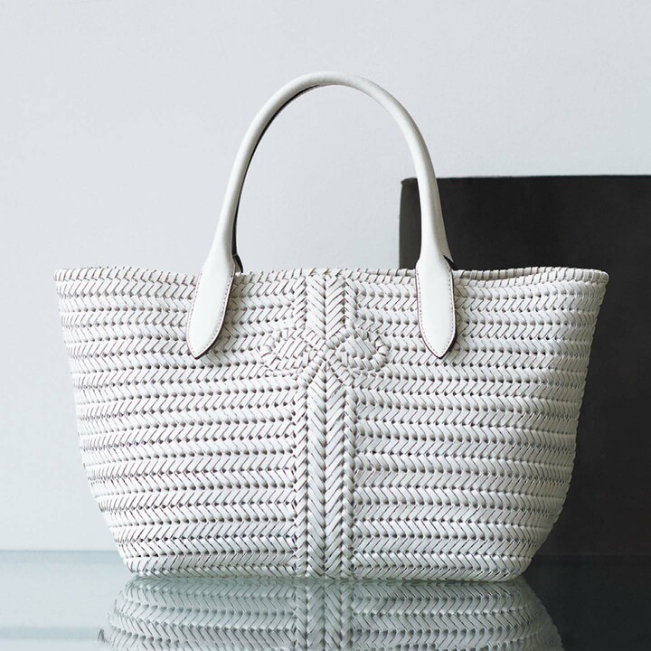 「ニーソン・トート」￥138,000【縦27×横49×マチ18cm】（アニヤ・ハインドマーチ ジャパン）　[Precious2019年5月号72ページ]