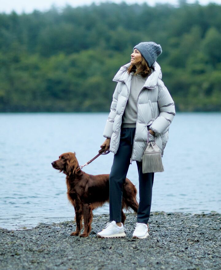ムーレーのコートを纏った女性と犬