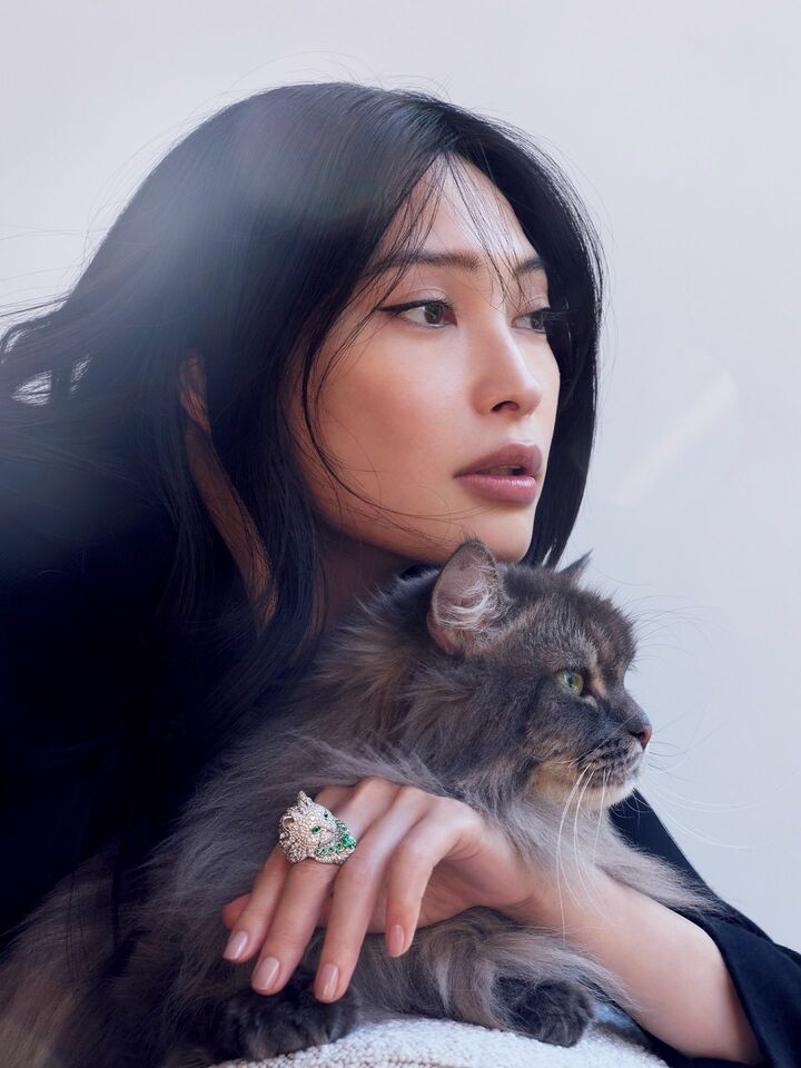 「ブシュロン」のリングを着用したモデルの大政 絢さんと猫