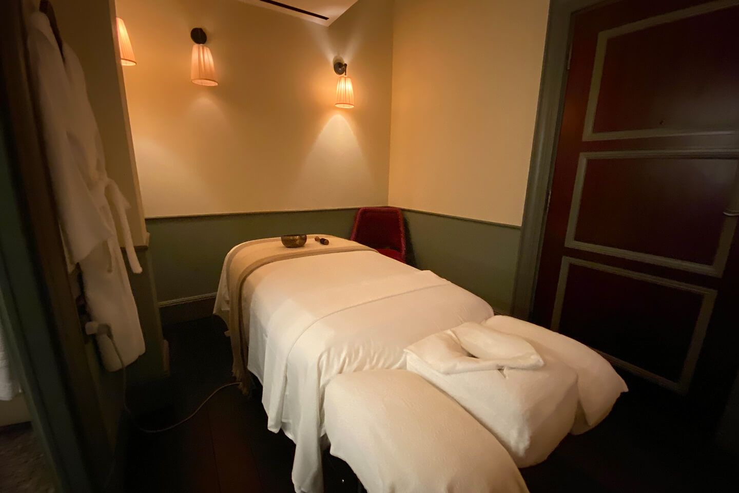 SPAは全5室。シグネチャートリートメント60分150SGD、90分210SGD。