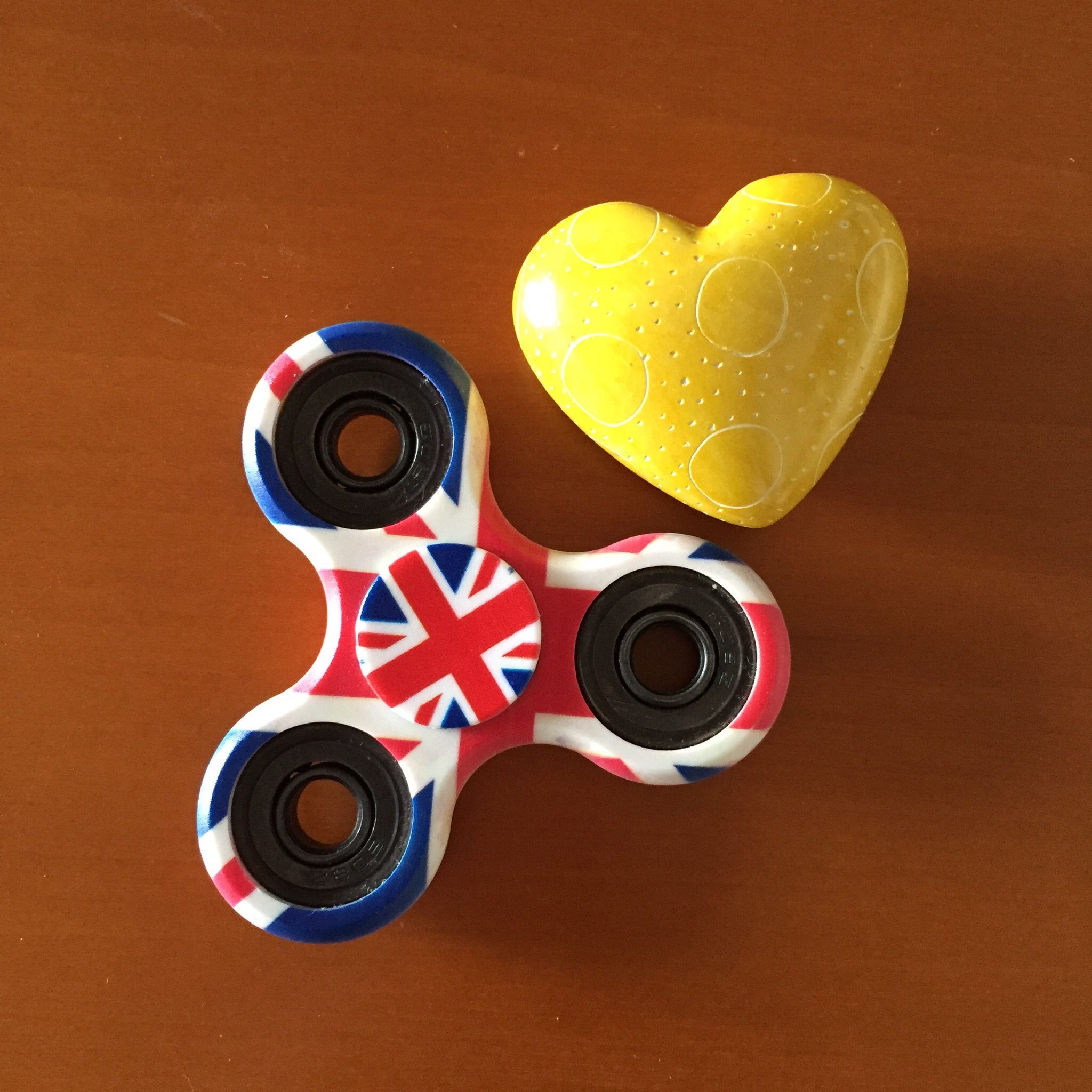 ヒーリング効果もあるといわれるハンドスピナー(ユニオンジャック柄)と、握るとこころが癒やされるハート型の石のオブジェ。ともにアンドリューのロンドン土産
