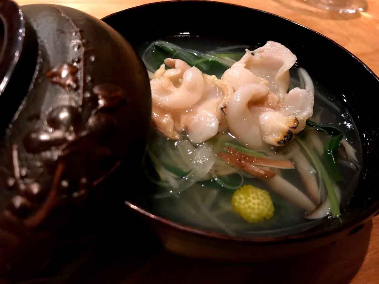 ハマグリと季節野菜の暖かいお椀。心も体も暖まる、地味深い味わい。