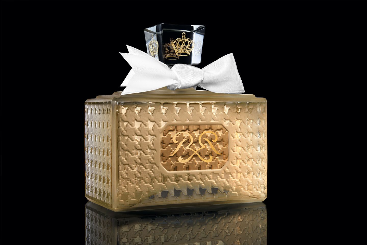 1960年代にレーニエ3世とグレース・ケリー夫妻に献上したといわれる「Miss Dior」。レーニエ3世のモノグラムが正面に、キャップ部分にはモナコの王冠が刻まれています。