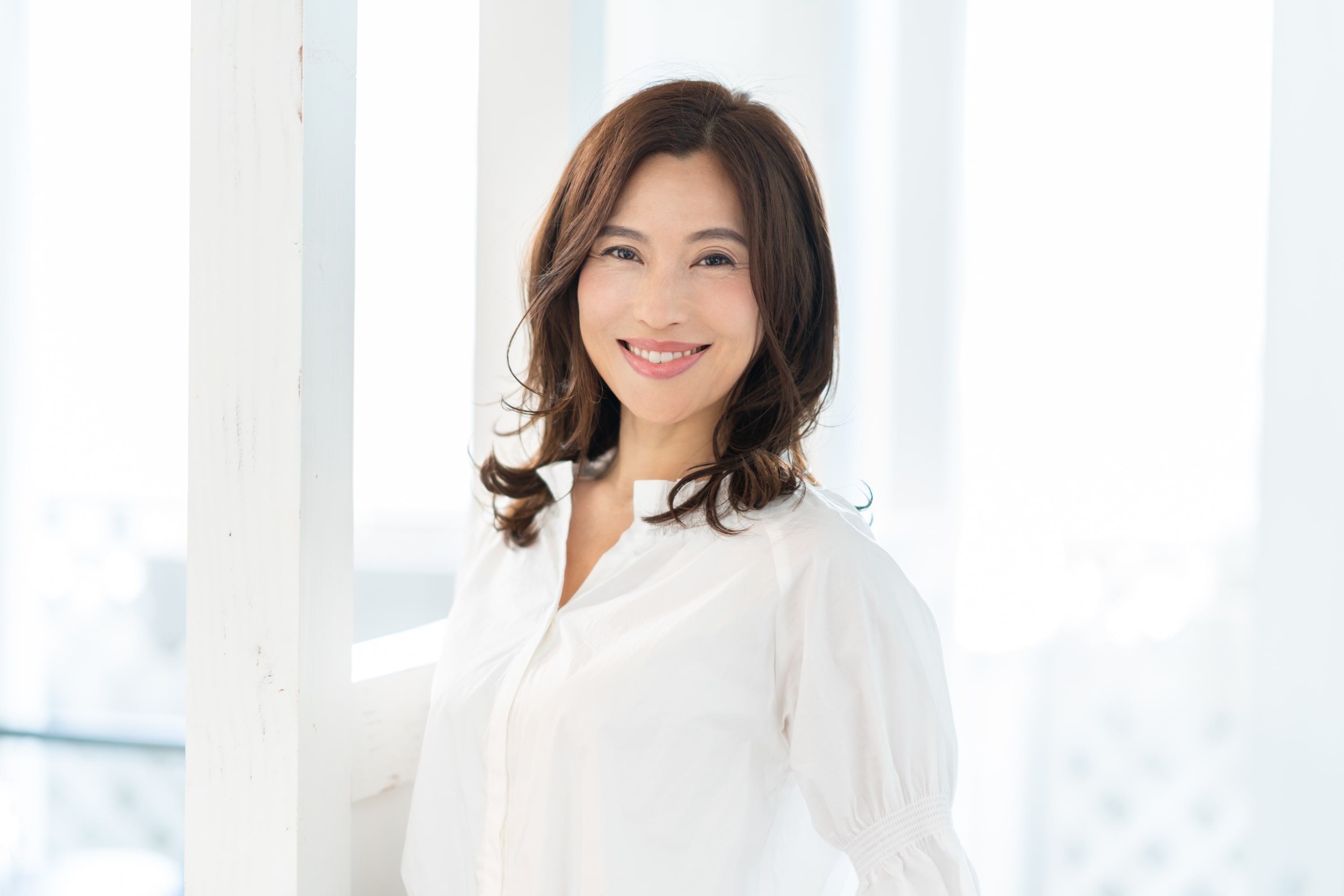 丸みのあるシルエットにして、広がりを抑える