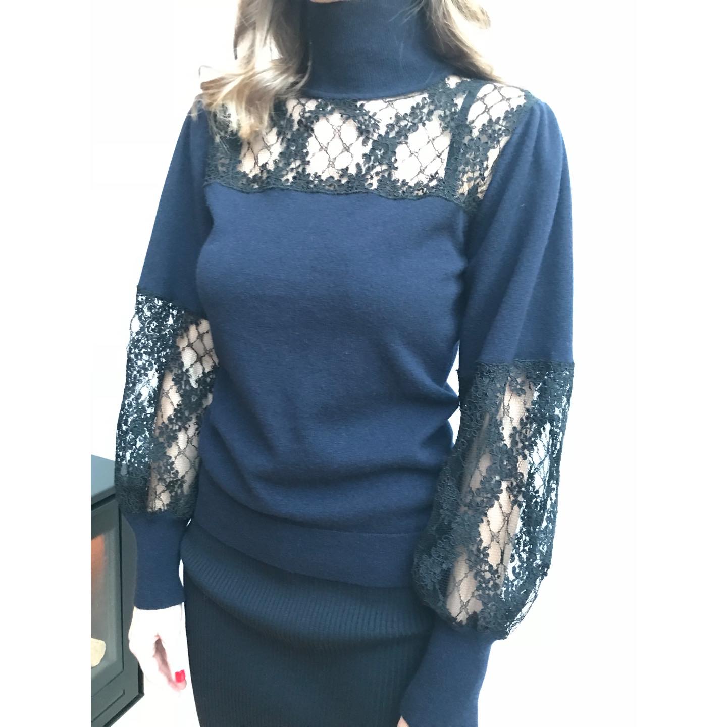 紺色のニットにフランスの高級レースメゾン「ソフィ・アレット」の黒のレースが組み合わされています。美しい「ソフィ・アレット」のレースは、ロマンチックで女性の憧れ。