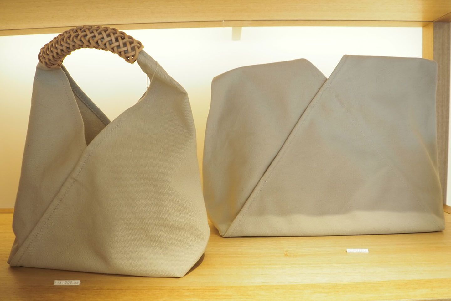 Woven Triangle Bagは大小あり、価格は左¥16,000と右¥24,000。