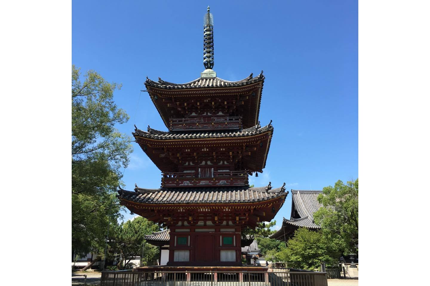 室町時代に建立された三重塔は朱が色鮮やか