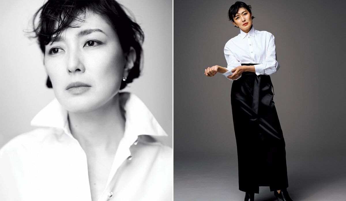 板谷由夏さんの「白シャツスタイル」】モードな印象の白シャツと黒の 