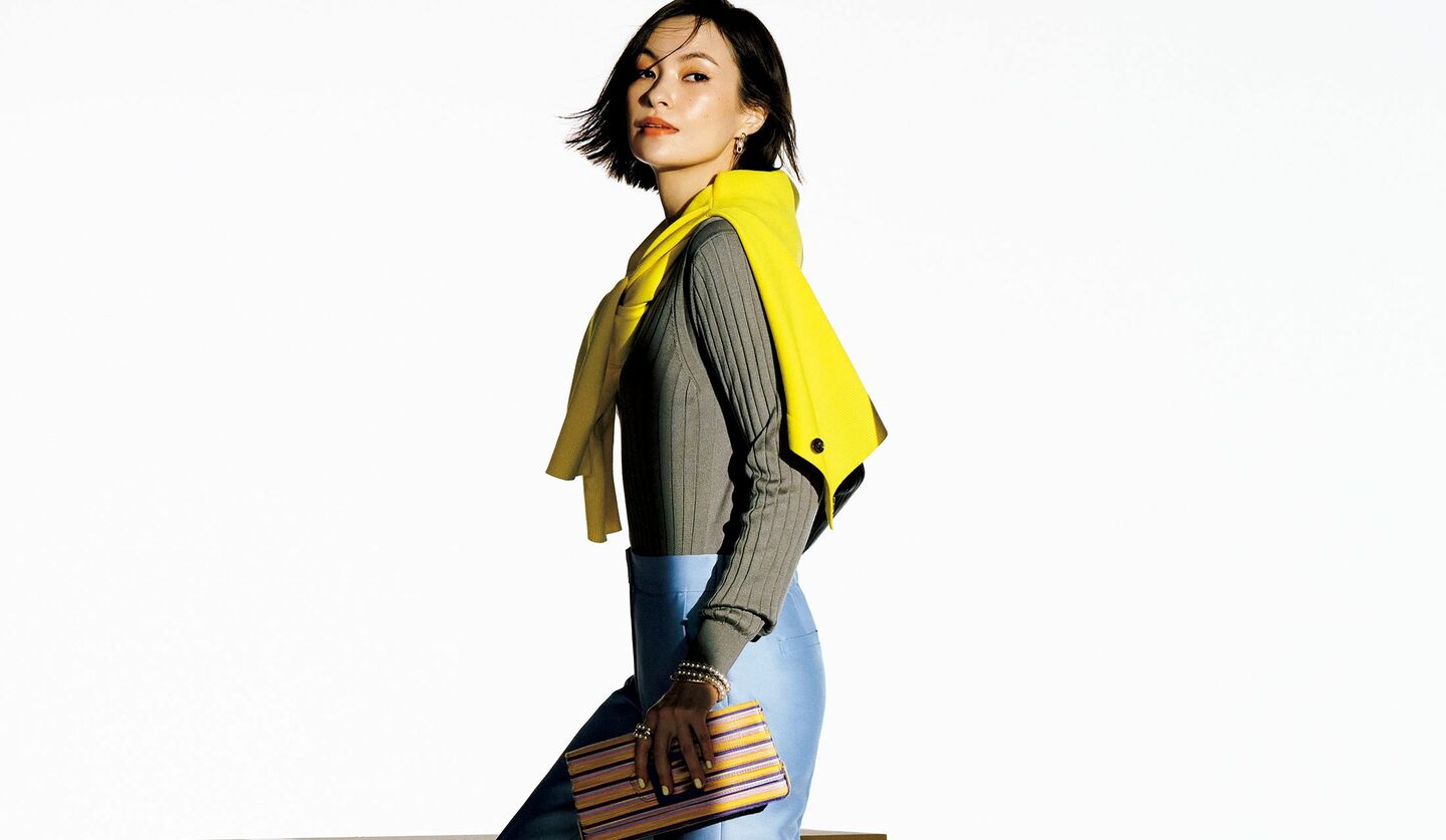 「スローン」のニット、「エブール フォー ロンハーマン」のカーディガン、「シクラス」のパンツを着用した太田莉菜さん