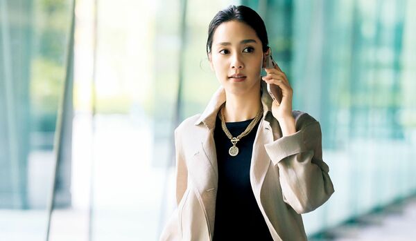 7/14 Mon｜「ジョルジオ アルマーニ」の黒ワンピースに軽やかなリネンジャケットを羽織ってクール＆エレガントに【365日コーディネート】