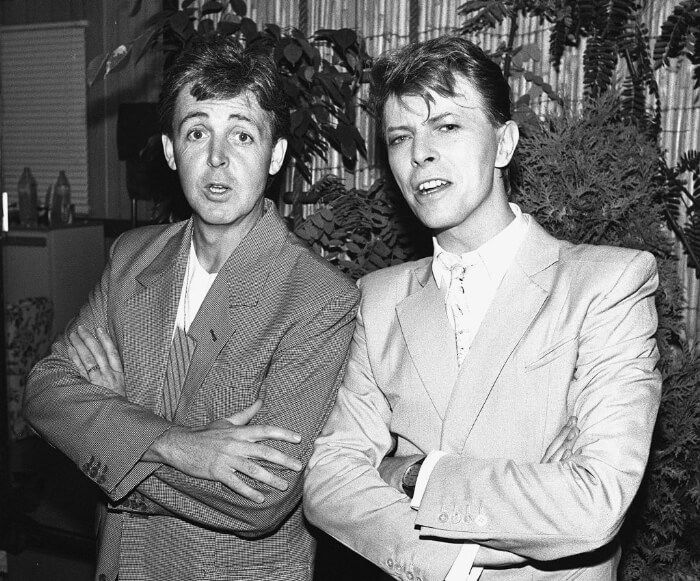 右は、デヴィッド・ボウイ。