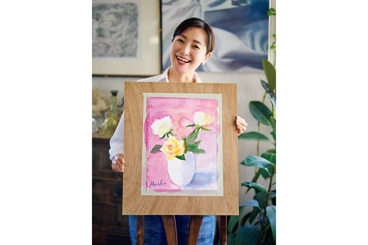 完成した絵を手にするキャスターの大江麻里子さん