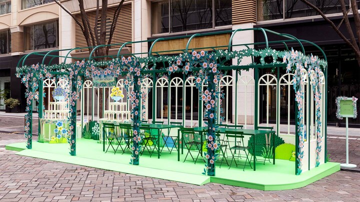 “よみきかせ”が開催されるスペースも、花々に包まれて。