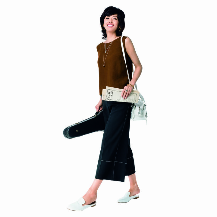 トップス ¥24,000（wb）ピアス ¥255,000・ネックレス[長] ¥390,000・[短] ¥32,000・ブレスレット ¥850,000・リング ¥67,000（ティファニー・アンド・カンパニー・ジ ャパン・インク） バッグ ¥198,000（ジョルジオ アルマーニ ジャパン〈ジョルジオ アルマーニ〉） 靴 ¥40,000（ゲストリスト〈ルチェンティ〉）