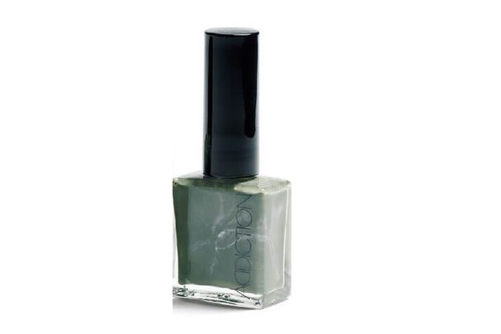 左／艶やかな発色で肌色をノーブルに整えます。マニキュア［520 ギャルソンヌ］￥3,200（シャネル）、中／ファッションブランド発のネイルポリッシュは、自然素材にインスパイアされたアースカラーが魅力です。マニキュア［Artichoke］￥2,800（GALERIE VIE 丸の内店〈J.HANNAH NAIL〉）、右／細かいシルバーパールが優しくきらめくオパールグリーン。マニキュア［Nessie］￥1,800（アディクション ビューティ）