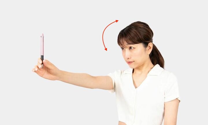 ペンを見たままの状態で首を縦に振る