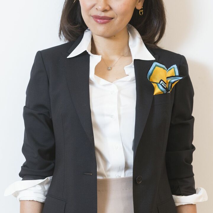 女性らしさを表現する上で、襟元のあしらいはとても重要。「動きが出るくらいを基準に、やわらかい素材のシャツを選んで、襟をジャケットの上に出します。そして、少し襟を立てることできりりとした印象になりますよ」。ジャケットとシャツの襟がピッタリと沿わないよう、意識的に空間をつくってあげることで、立体的なシルエットが生まれます