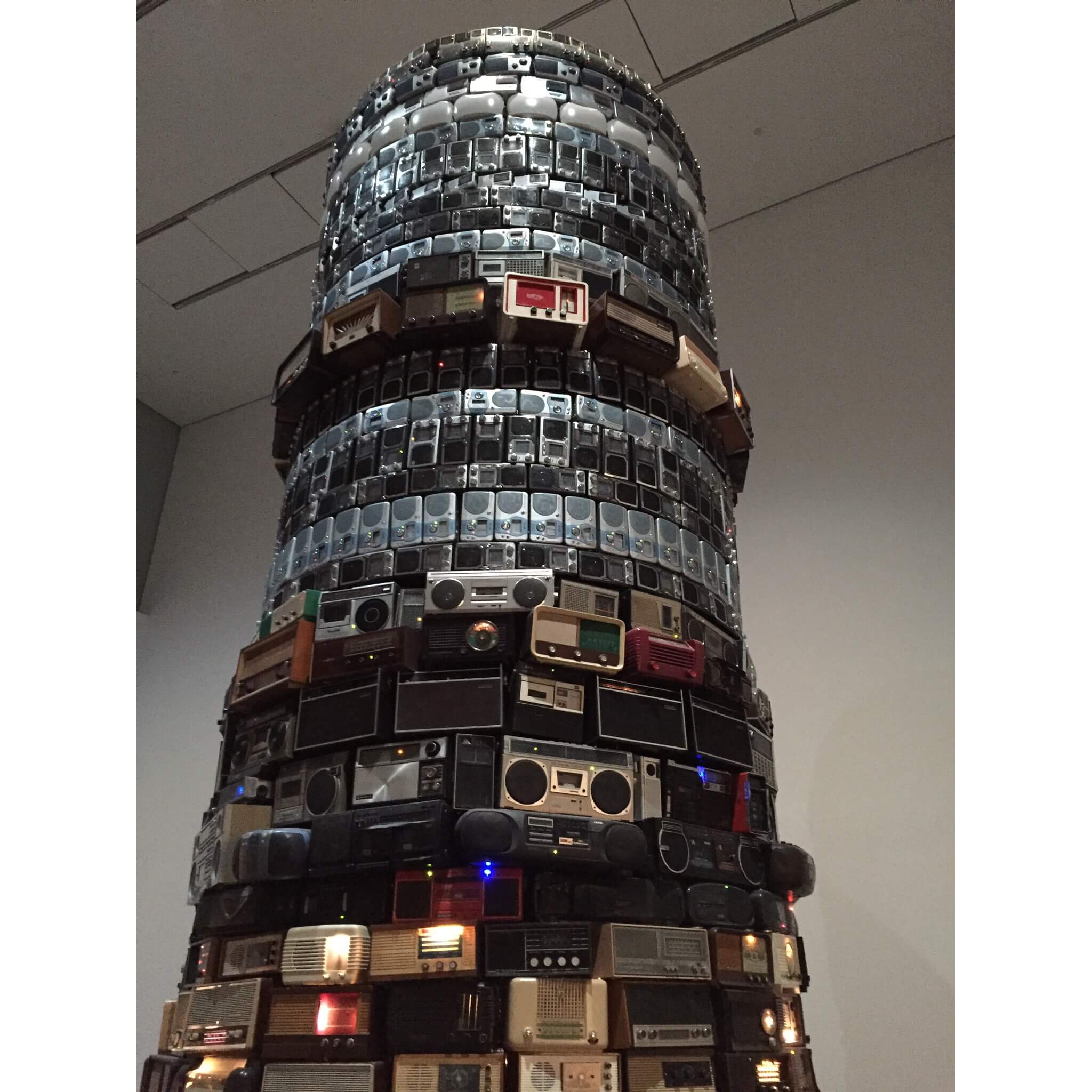 古いラジオやラジカセが積み上げられた”バベルの塔”。ブラジル人アーティストCILDO MEIRELESの作品「Babel 2001」