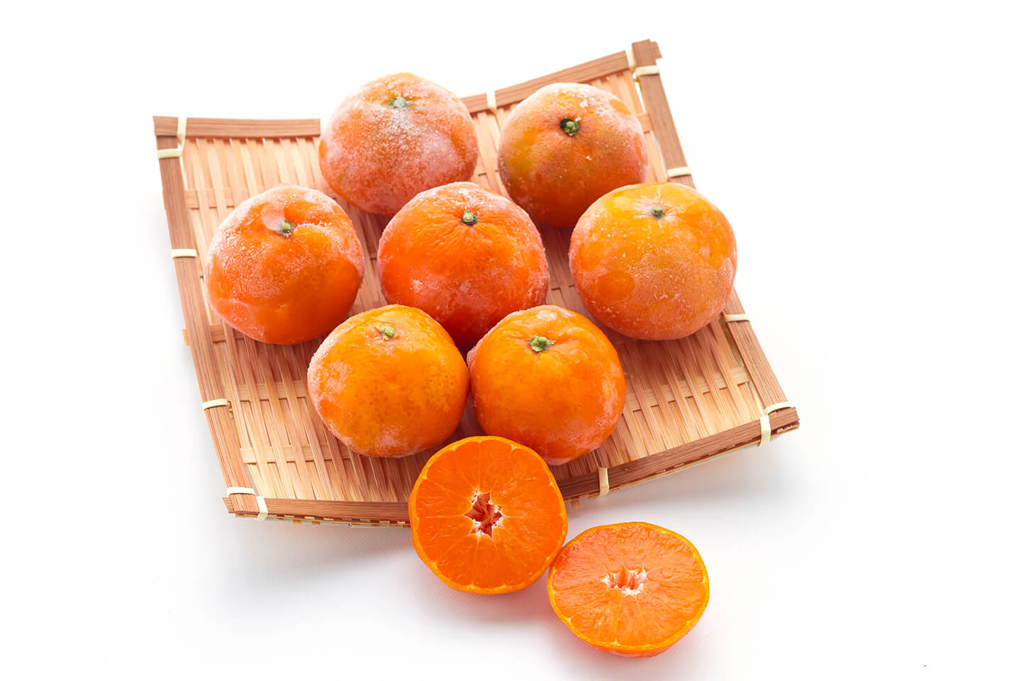 常温や冷蔵の保存で食べきれないときは、冷凍庫で昔ながらの「冷凍みかん」にするのもおすすめ