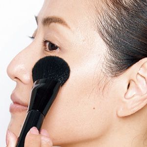 カバーしたいところはブラシを使ってトントンとおくように、毛穴が目立つところはクルクル重ねづけを。