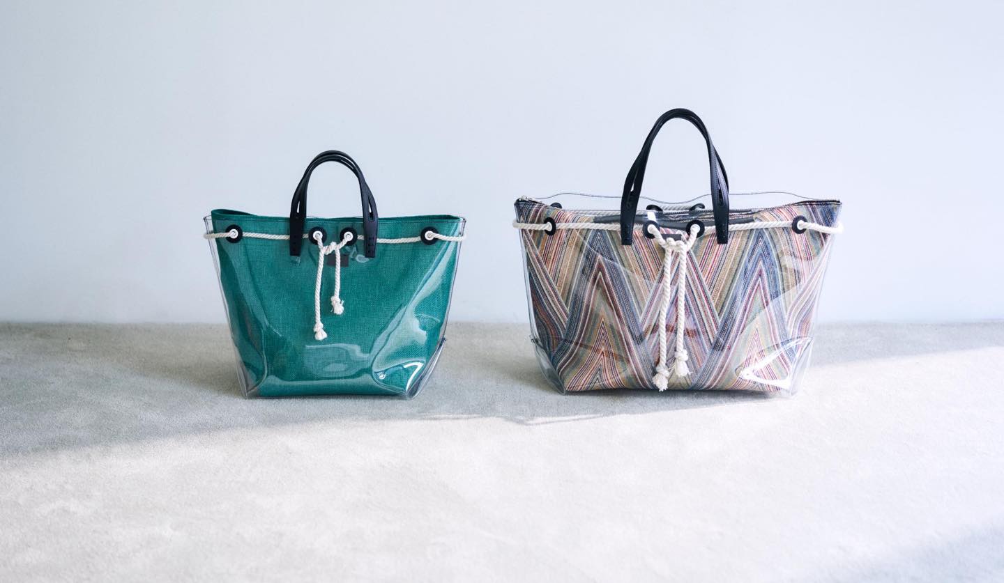 左は「MARINE」シリーズの「PEGASOーGREEN」Mサイズ。バッグ¥46,000(税抜)、右は「MARINE」シリーズの「AVIS」Lサイズ。バッグ¥53,000 (税抜)