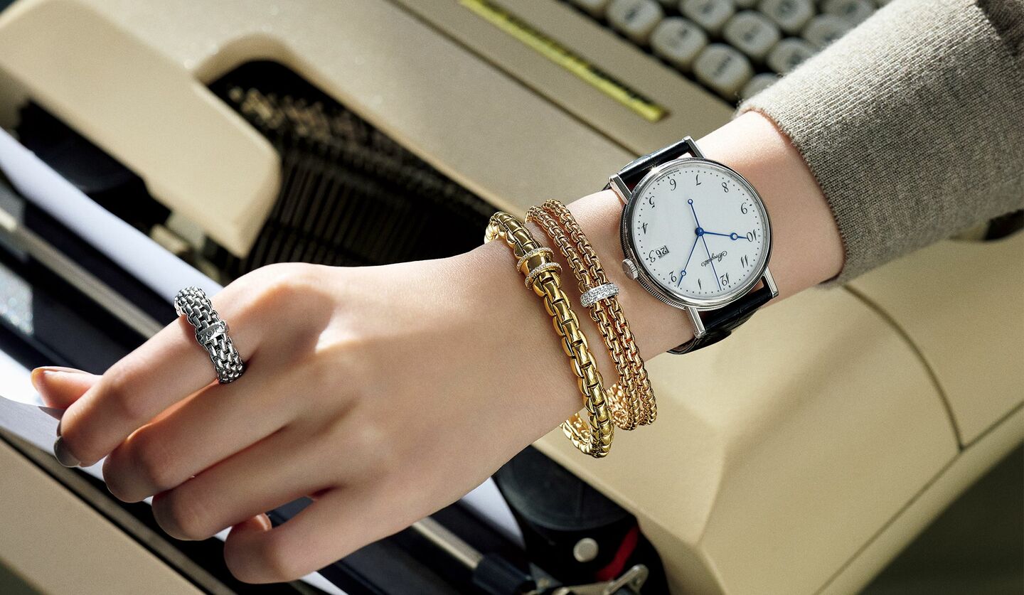 「フォッペ」のジュエリーと「ブレゲ」の時計のコーディネート