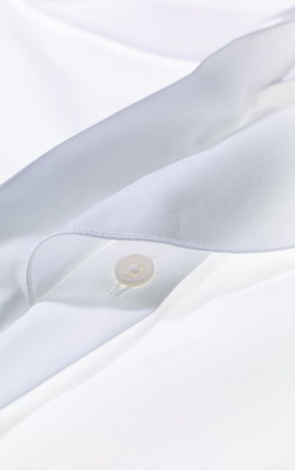 ノースリーブコットンシャツ ［スタンドカラー］￥62,000・［ラッフル］￥59,000（ともに税抜）