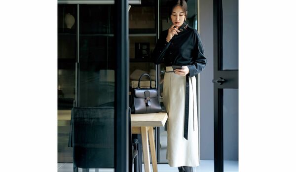 仕事服の新定番にしたい「ブラックシャツ」コーディネート|凛としたハリがあるシャツを主役に、辛口バイカラーで