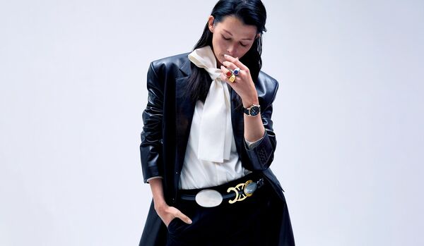 「セリーヌ」のレザージャケット×「オーデマ ピゲ」の時計|装飾を省いた潔さに宿る完璧な美をモノトーンでクールに表現