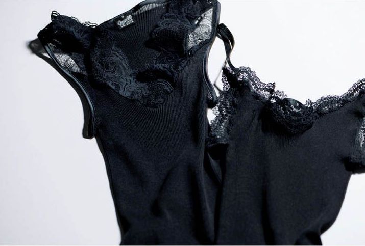 キャミソール左から／ウールシルク￥18,000・コットン￥12,000（モノ・エディション〈オスカリート〉）　[Precious3月号130ページ] 