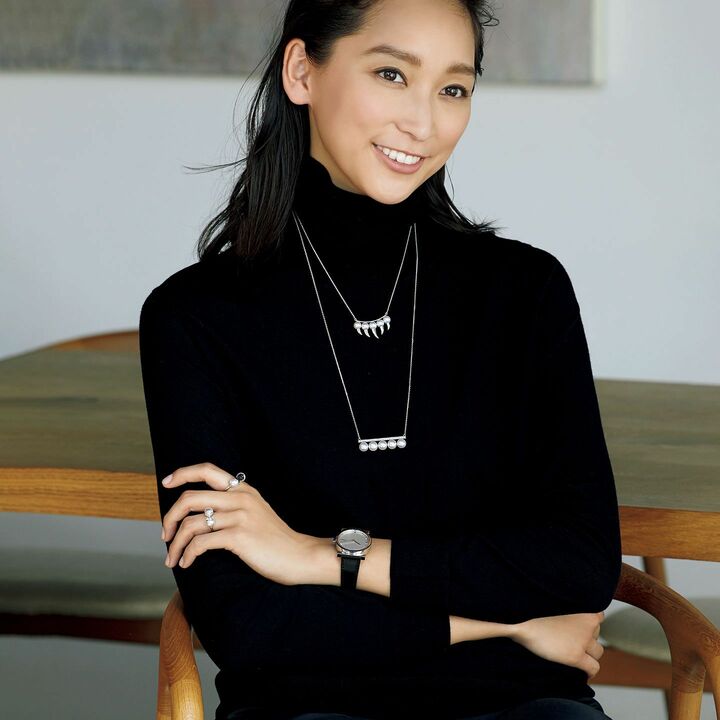 ネックレス〈上〉「デインジャー ファング」¥343,000【ホワイトゴールド×あこや真珠×ダイヤモンド】・ペンダント〈下〉「バランス ダイヤモンド パヴェ」¥1,050,000【ホワイトゴールド×あこや真珠×ダイヤモンド】・リング「リファインド リベリオン シグネチャー」〈人さし指〉¥418,000【ホワイトゴールド×あこや真珠×ブラックダイヤモンド】・リング〈薬指〉¥2,400,000【プラチナ×あこや真珠×ダイヤモンド】(TASAKI) 腕時計「バランス」¥800,000【ステンレススチール、アリゲーターストラップ、ケース径33㎜、自動巻き】(TASAKI〈TASAKI TIMEPIECES〉) ニット¥53,000(トラデュイール) パンツ¥52,000(チェルキ〈トモウミ オノ〉)